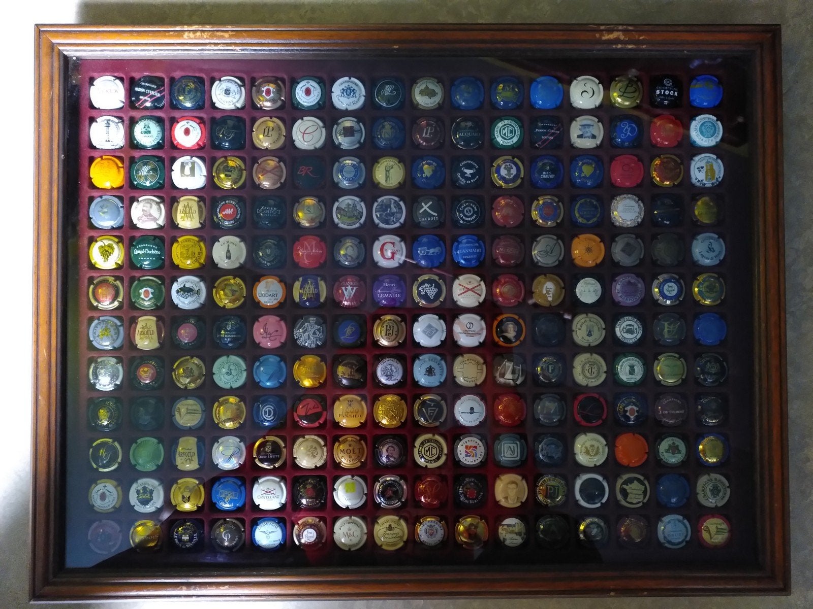 kader met 192 champagne capsules, Enlèvement