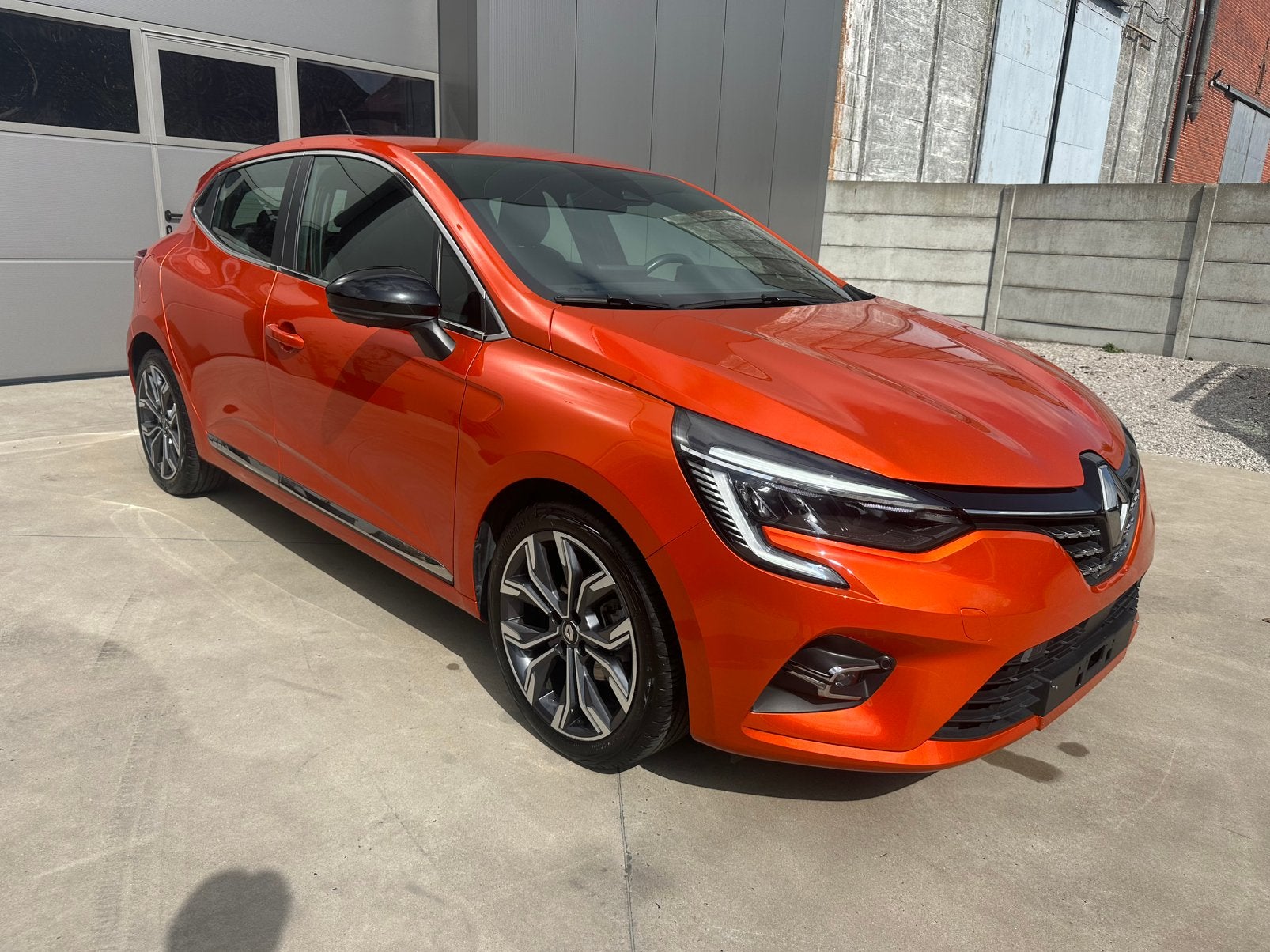 Clio / automaat / 28000km / topstaat!, Auto's, Overige kleuren, 67 kW, Leder en Stof, Sound system