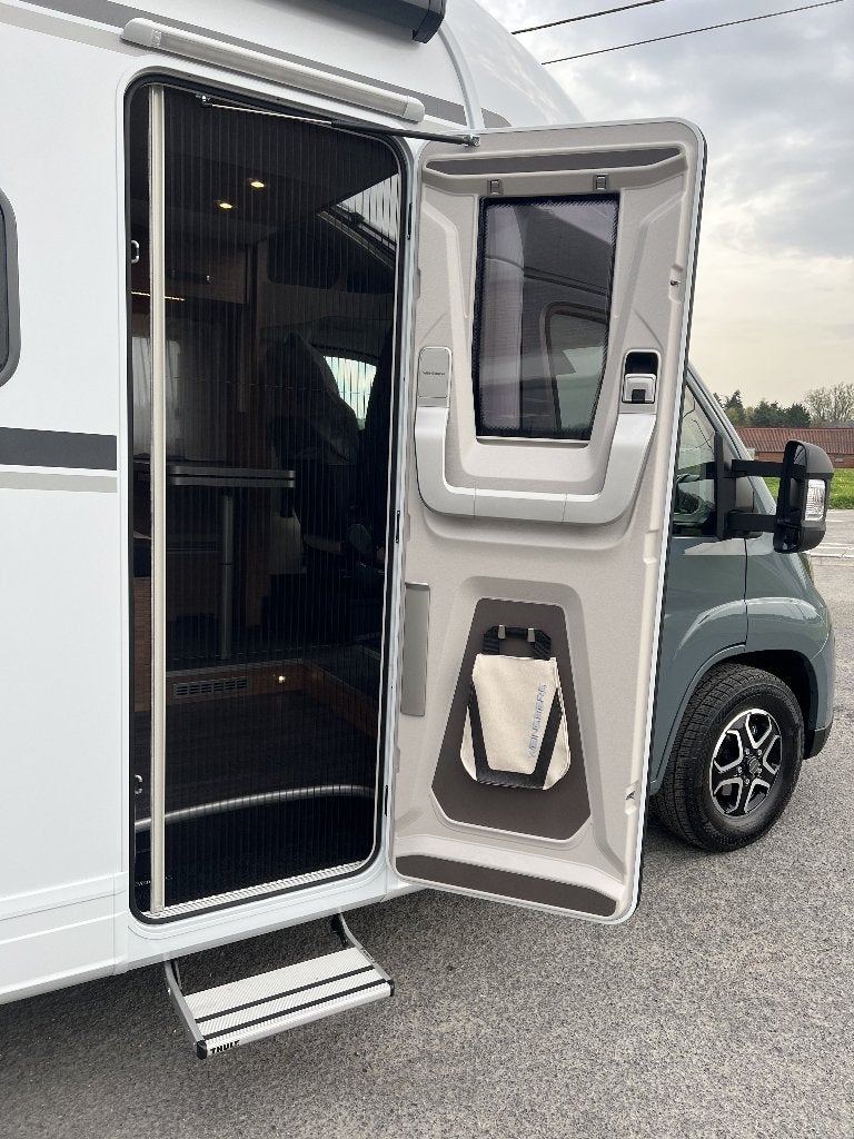 Weinsberg CaraSuite 650 MEG [SPICY] | Automaat, Jusqu'à 4, Weinsberg, Entreprise, Fiat