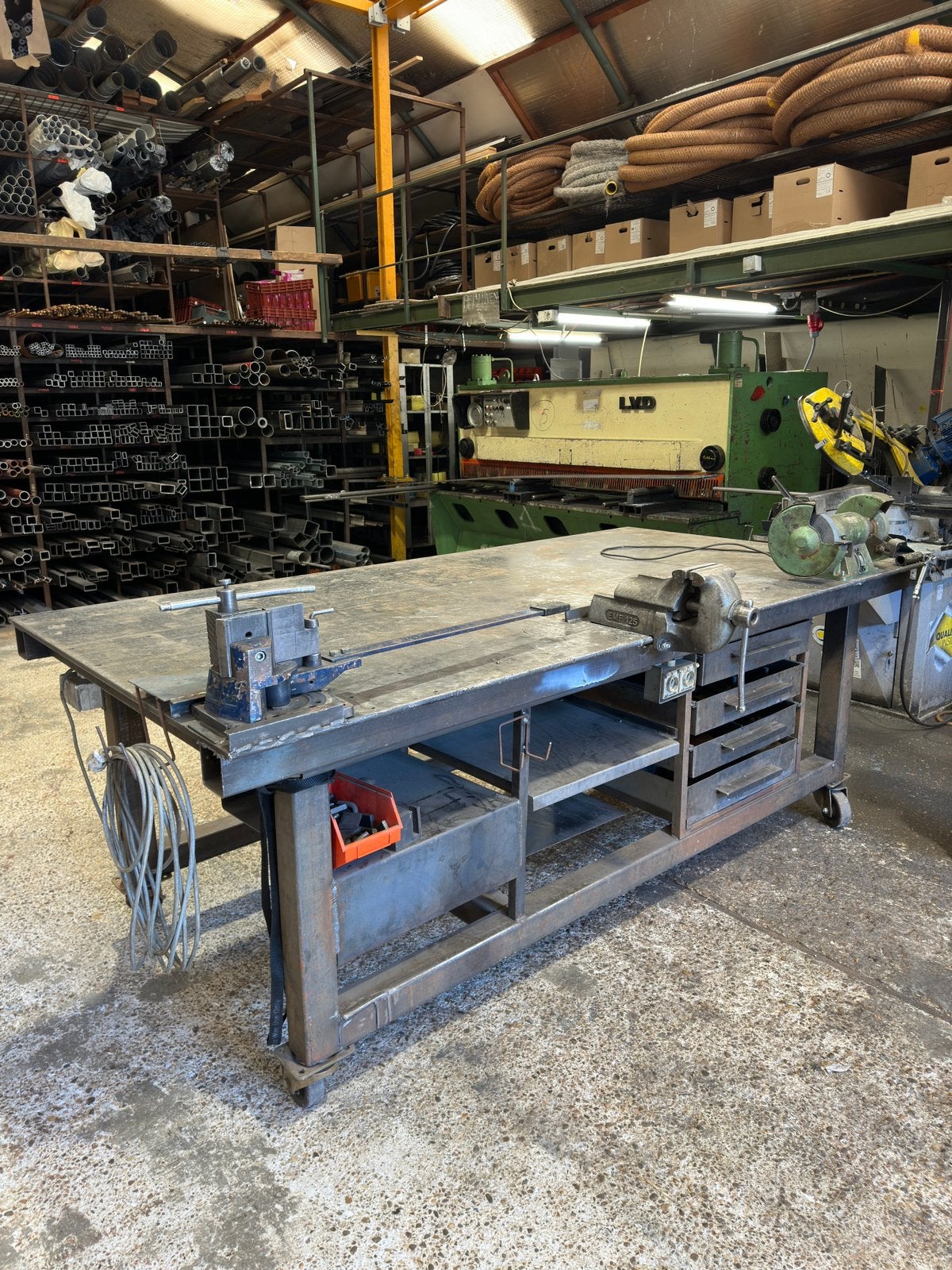 Table de travail en fer, Enlèvement, Utilisé, 120 à 170 cm, Étau