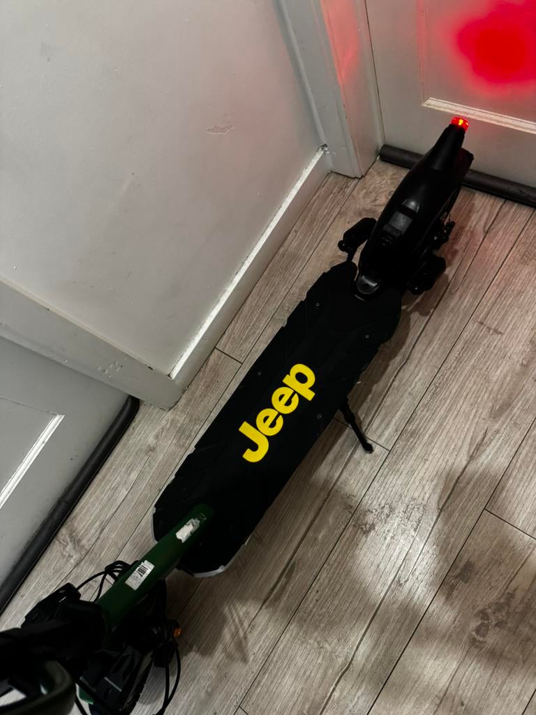 JEEP elektrische scooter gegarandeerd tot 21/11/2026, Fietsen en Brommers, Ophalen, Zo goed als nieuw