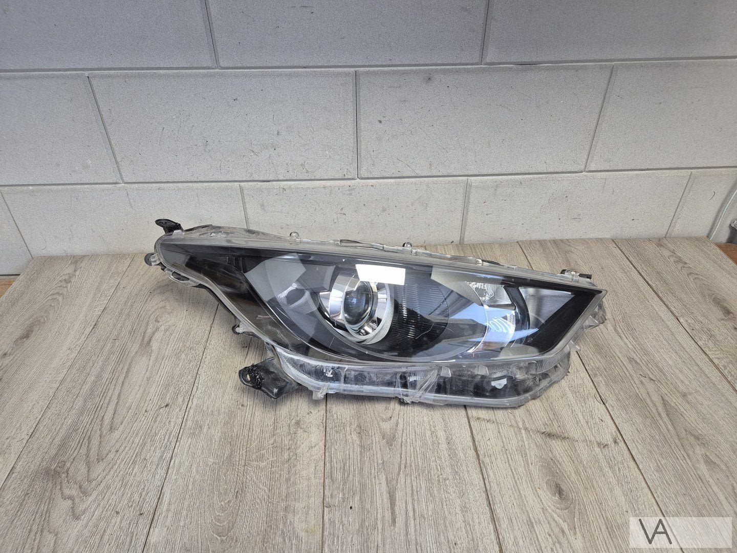 Toyota Yaris 4 koplamp rechts 2020 - 2025 oortjes hersteld, Gebruikt, -, -, Ophalen of Verzenden