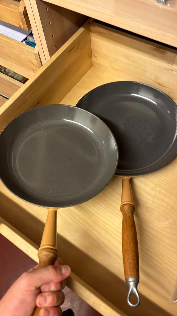 Le creuset pannen 26 en 29 opp, Huis en Inrichting, Ophalen, Zo goed als nieuw
