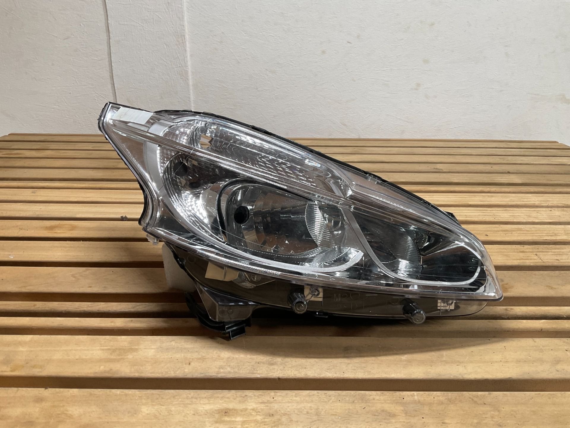 Phare Peugeot 208 I 2012-2016 9687799580 PE-1314, Autos : Pièces & Accessoires, Taurusavenue 1
2132 LS  Hoofddorp, NL, Contact.group@renault.com