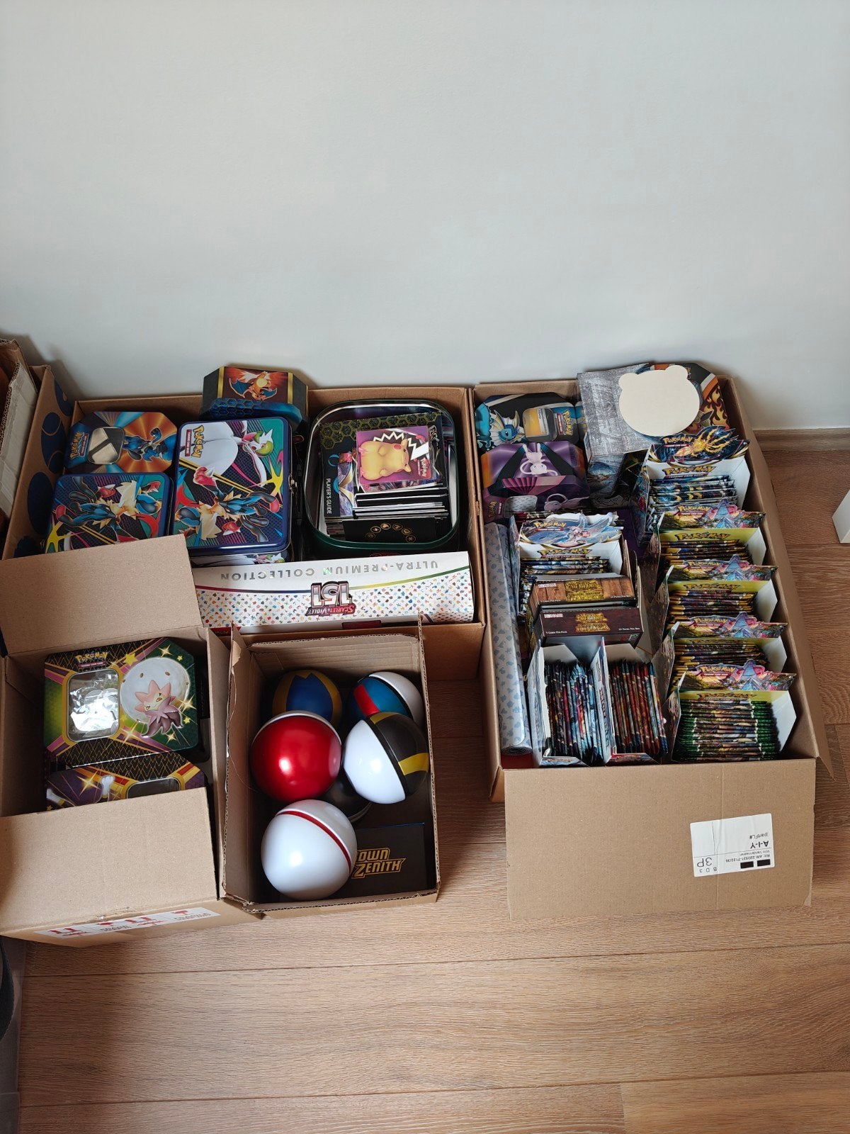 Verzameling pokémon gerelateerde spullen, tins, pins, coins, Ophalen