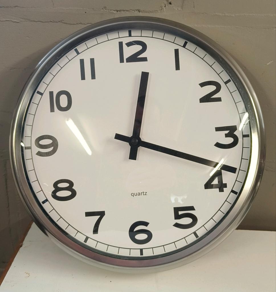 IKEA wandklok "PUGG" (32cm), Ophalen of Verzenden, Zo goed als nieuw, Analoog, Wandklok