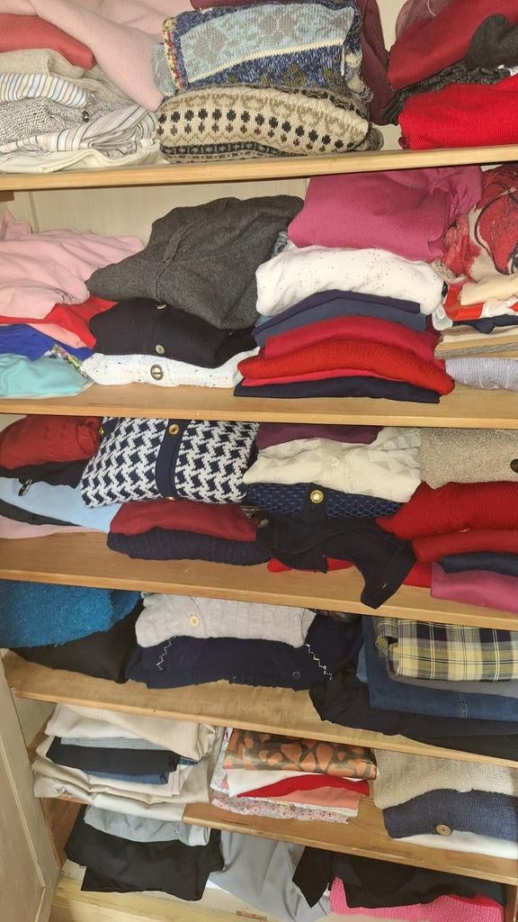 Lot de gilets, pull, t-shirts. Chemises.vintage