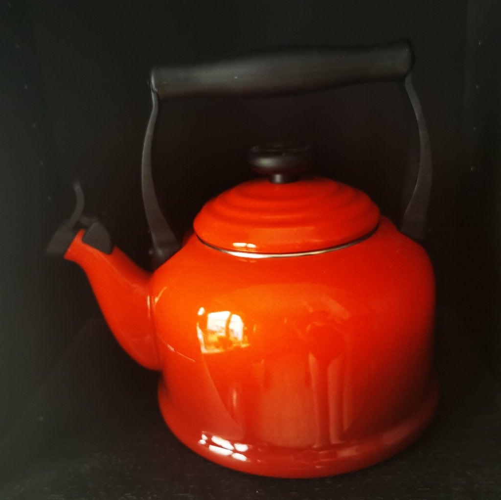 Le Creuset klassieke fluitketel, Huis en Inrichting, Zo goed als nieuw, Metaal, Rood, Le Creuset