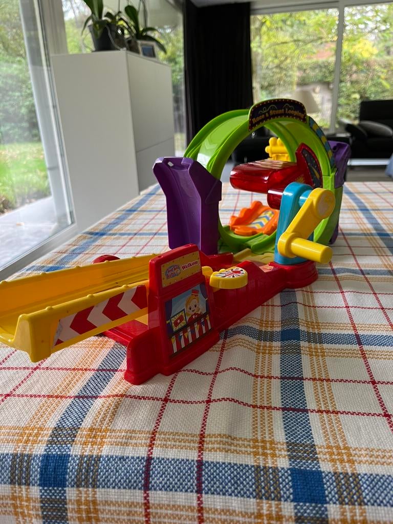 Vtech Race en stunt looping met auto + licht en geluid, Kinderen en Baby's, Ophalen, Zo goed als nieuw