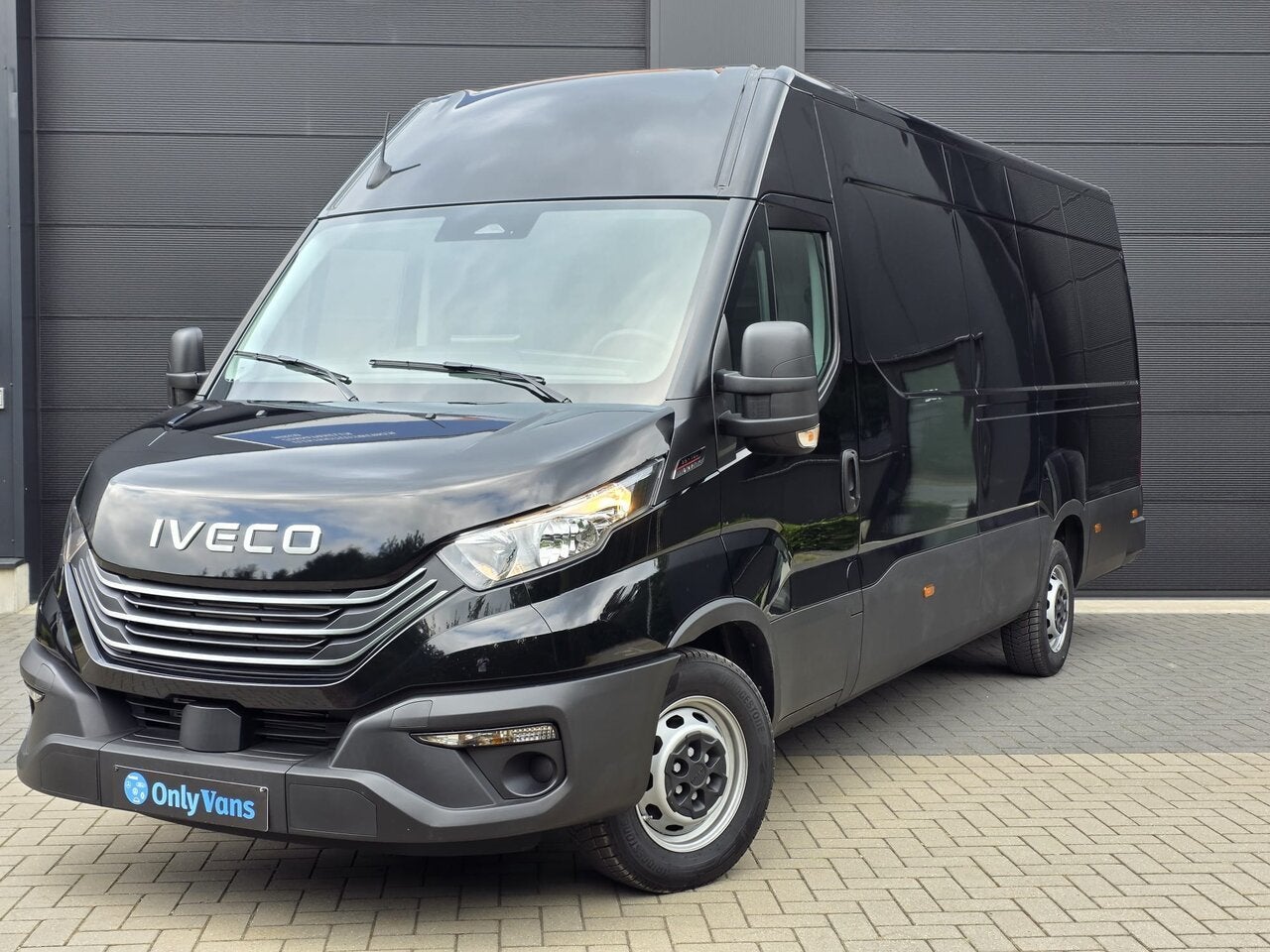 Iveco Daily 3.0D / 35S18 Hi-Matic / Nieuw Model 2026 / L4 /, Auto's, Iveco, Zwart, Bedrijf, Diesel