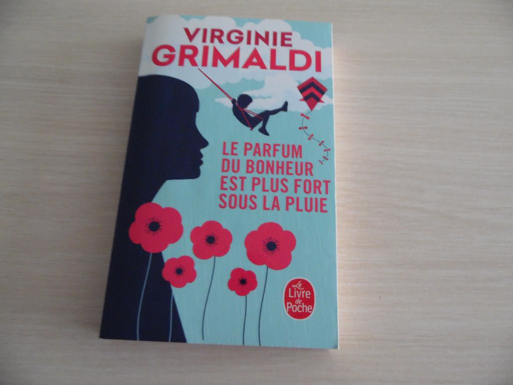 LE PARFUM DU BONHEUR EST PLUS FORT SOUS LA PLUIE, Livres, Romans, Comme neuf, Europe autre, Enlèvement ou Envoi