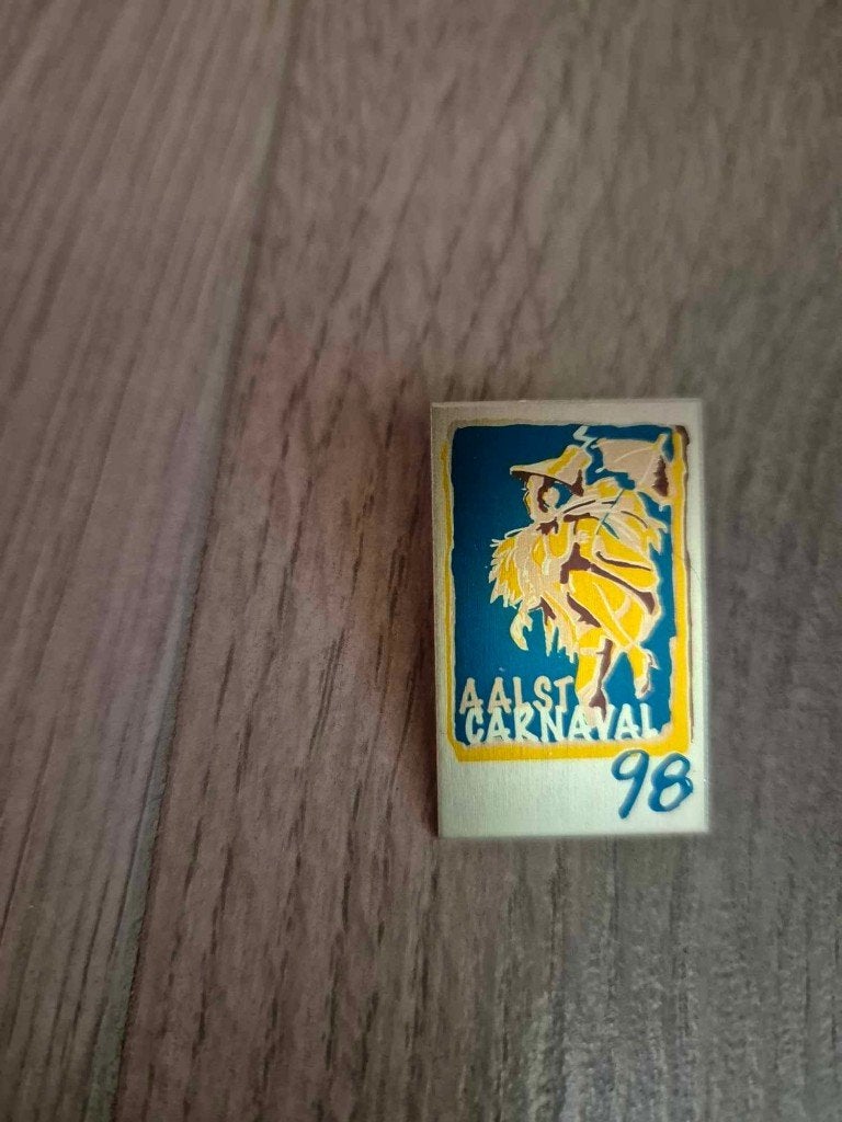 Carnaval Aalst pin 1998 zilver, Verzamelen, Speldjes, Pins en Buttons, Ophalen of Verzenden