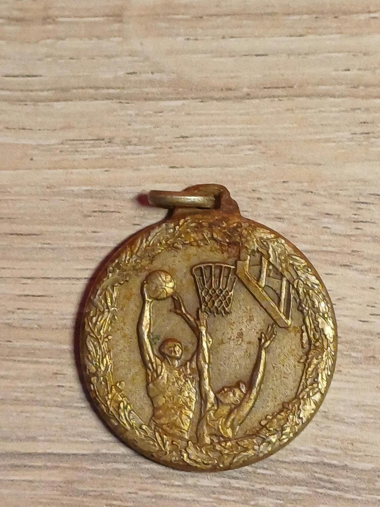 Vintage basketbalmedaille in brons/gepatineerd metaal, Verzenden, Brons