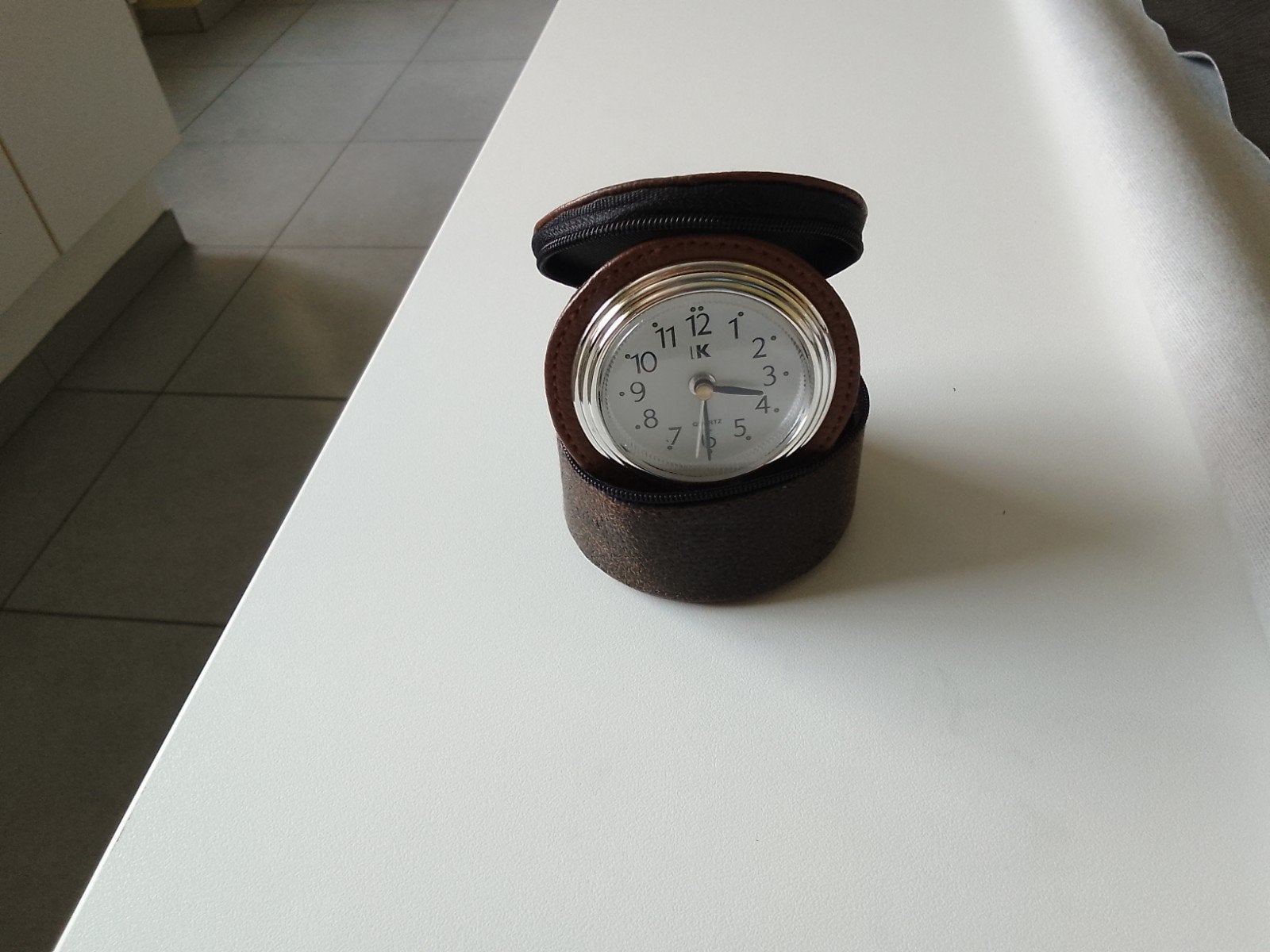 mooi klokje met lederen etui met nieuwe batterij Herselt, Handtassen en Accessoires, Horloges | Dames, Ophalen