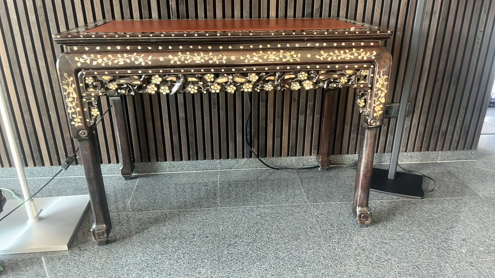 Chinese consoletafel met parelmoerinleg – handgesneden, Antiek en Kunst, Ophalen
