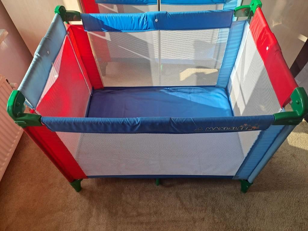 Campingbedje met matrasje, Kinderen en Baby's, Babywiegjes en Ledikanten, Ophalen, Gebruikt, Reisbedje