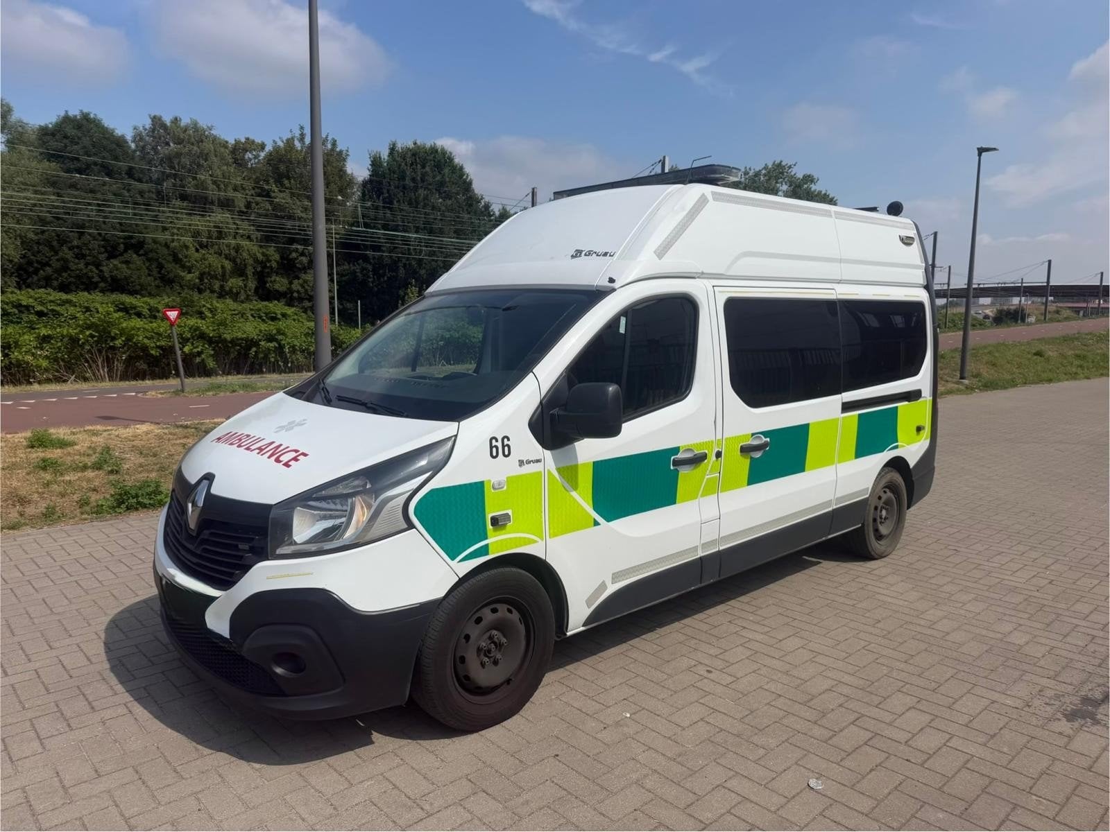 AMBULANCE RENAULT TRAFIC 1.6TDCI 2018 419000KM AC EURO6B, Voorwielaandrijving, Stof, Euro 6, Wit
