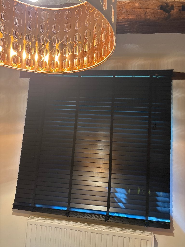 Houten jaloezie, Ophalen, Zwart, 150 tot 200 cm, Zo goed als nieuw