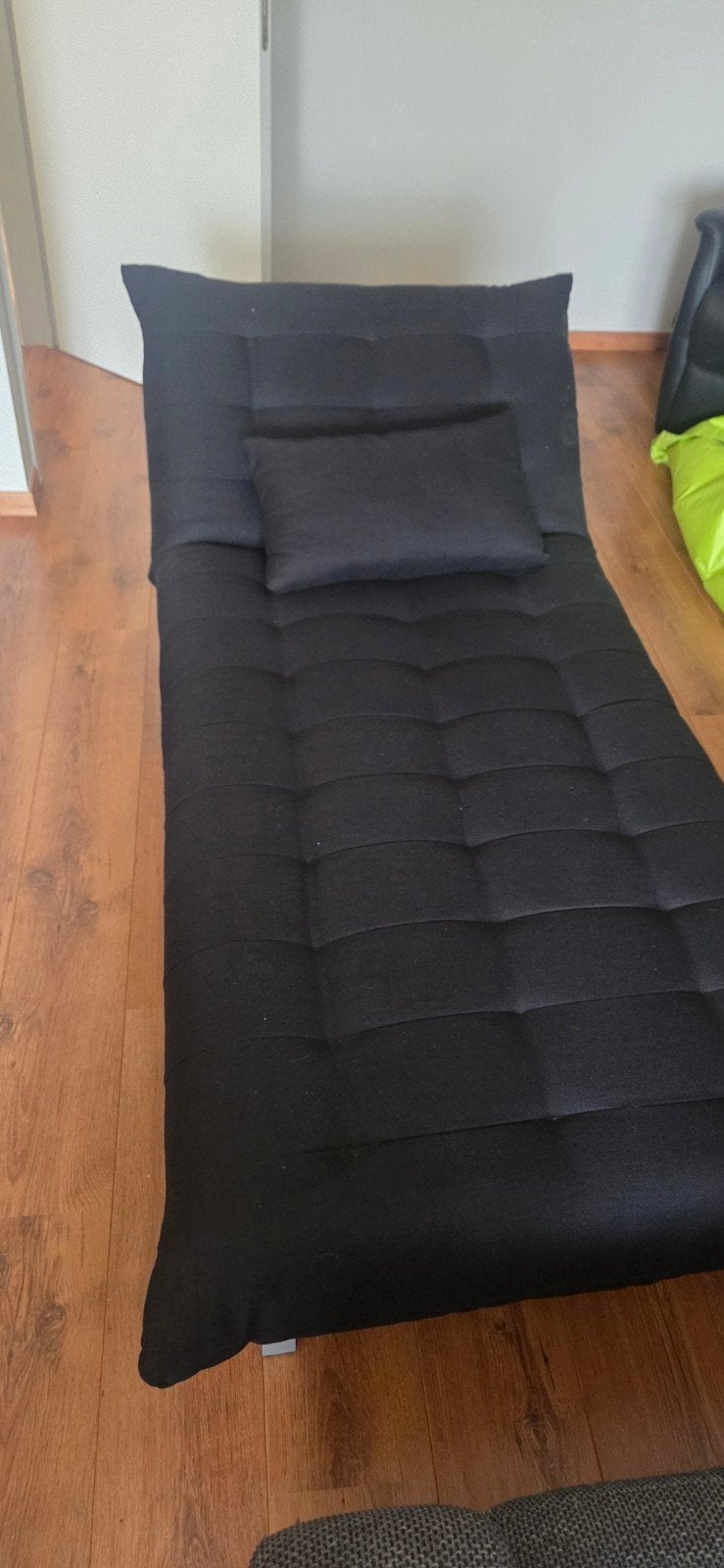 zwarte chaise longue, Ophalen