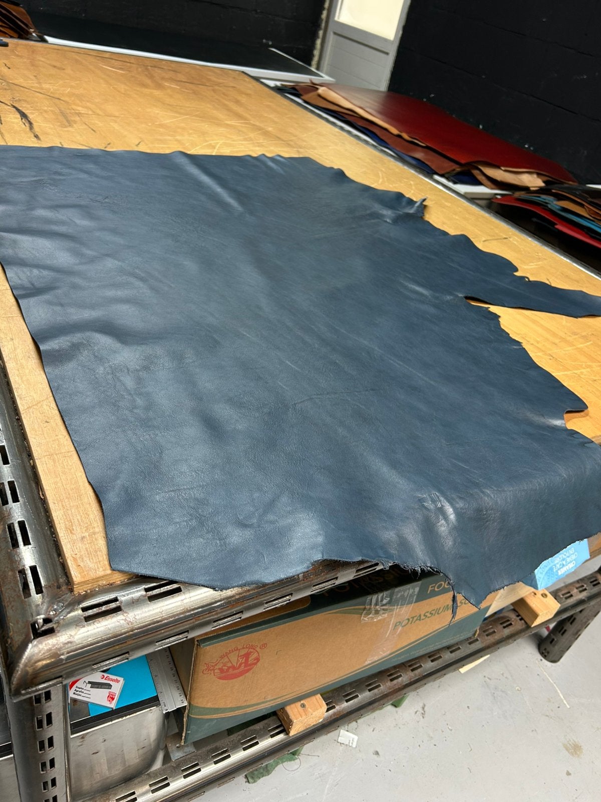 Blauwgrijs patina leer lap 1.5 mm dikte soepel A-473, Ophalen of Verzenden, Zo goed als nieuw