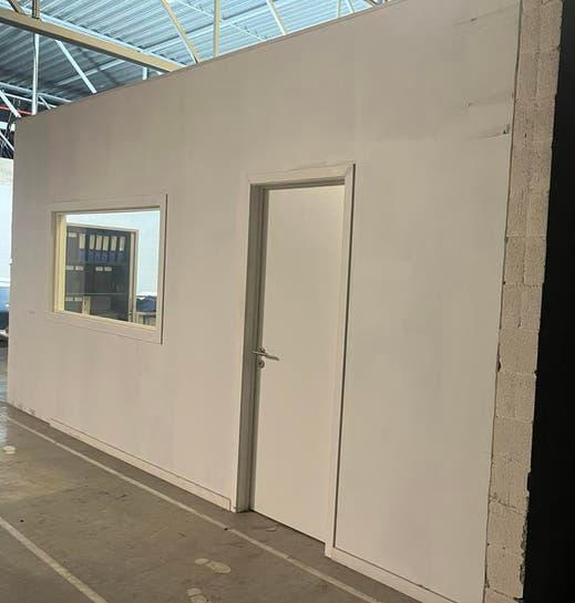 gipswand met raam kozijn en deur met kozijn, 6m 100€, Doe-het-zelf en Bouw, Bouwketen en Schaftketen, Ophalen of Verzenden, Gebruikt