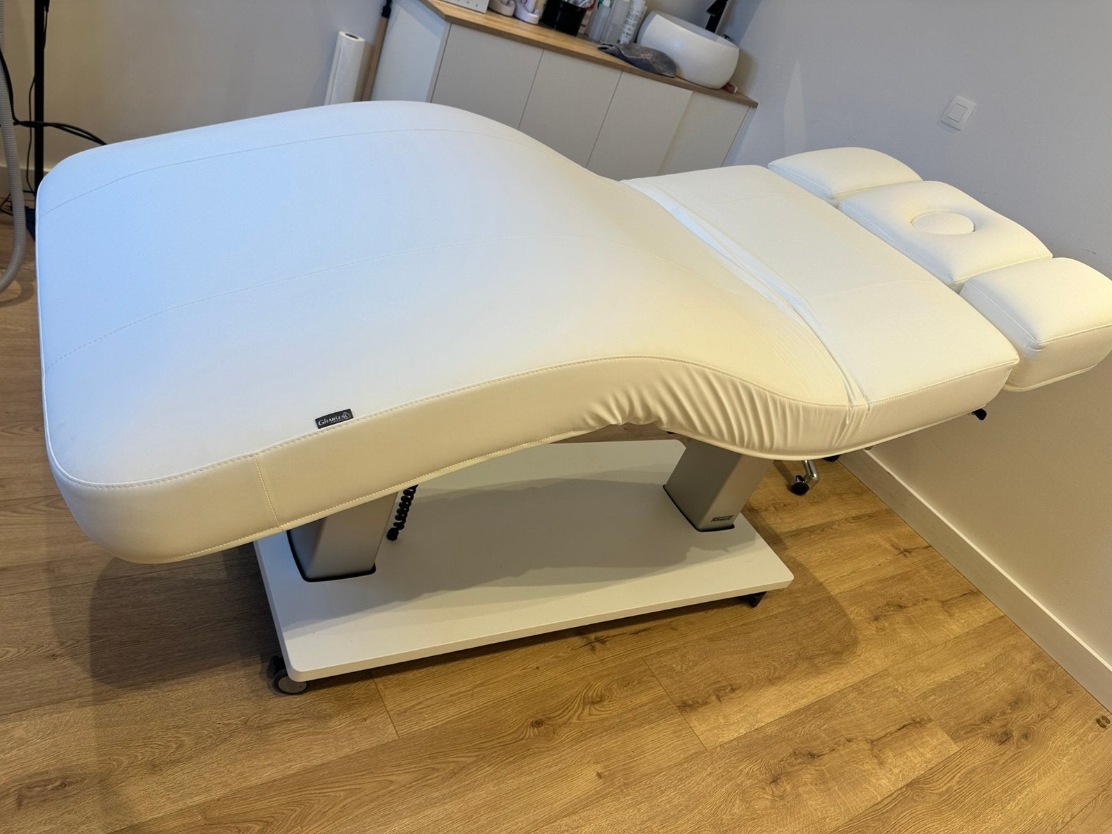 TE KOOP — GHARIENI behandeltafel, Diensten en Vakmensen