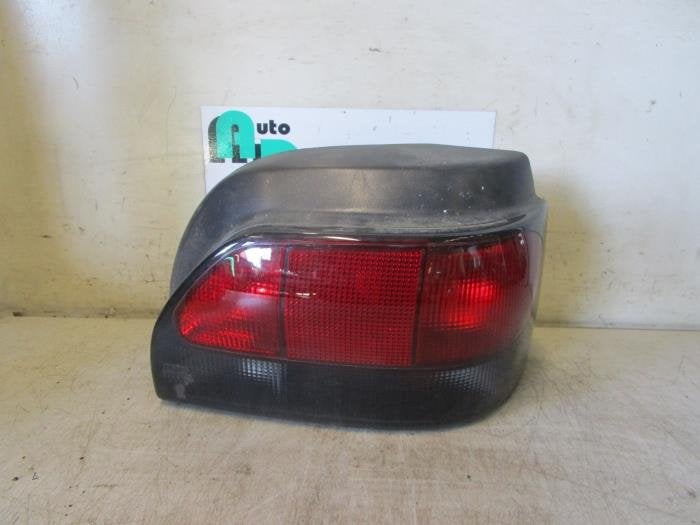 Feu arrière droit d'un Renault Clio (Clio 1 91-), Autos : Pièces & Accessoires, Renault, -, Utilisé, -