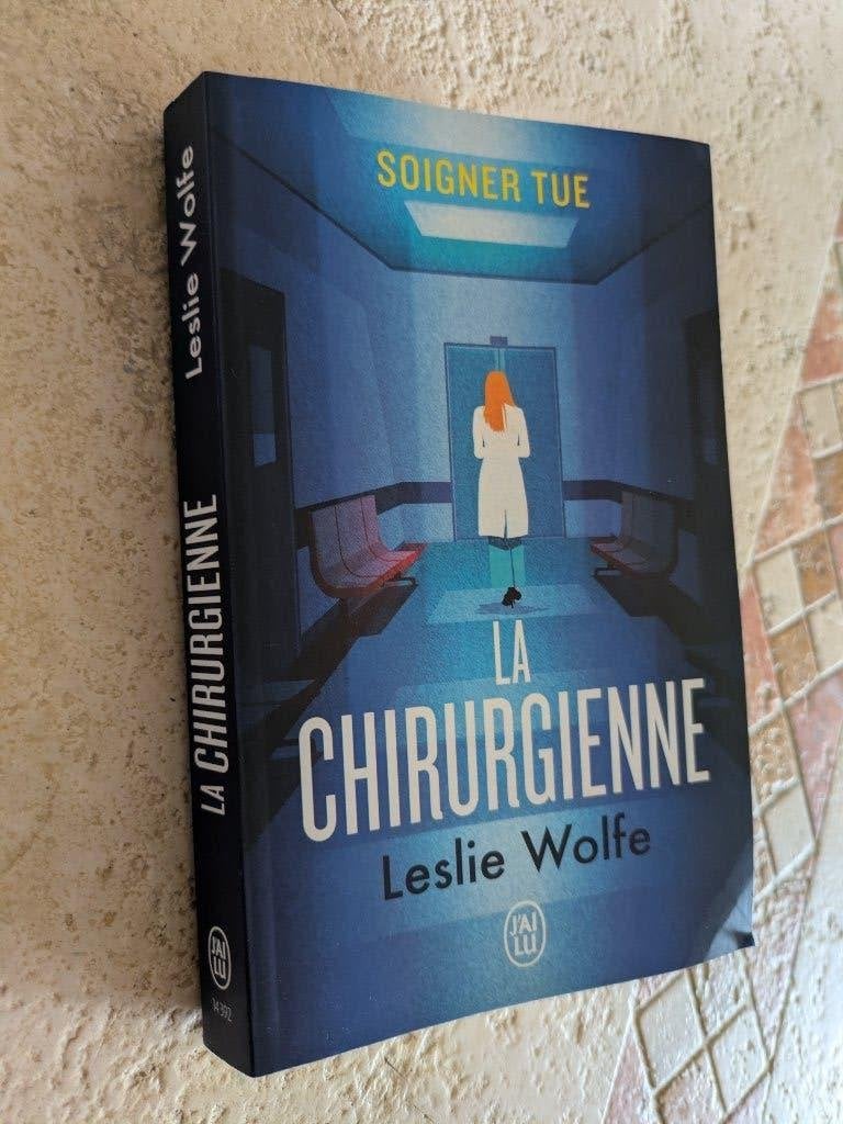 La chirurgienne (Leslie Wolfe)., Livres, Romans, Comme neuf, Leslie Wolfe., Amérique, Envoi