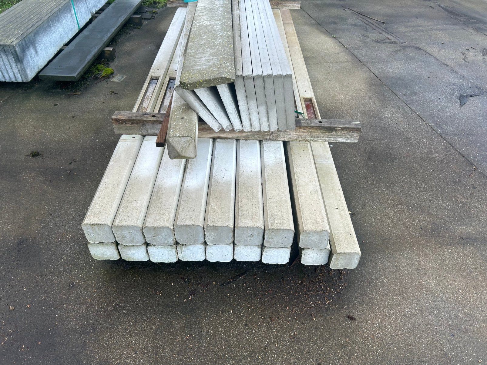 Lot betonpalen en platen voor schutting, Ophalen, Zo goed als nieuw