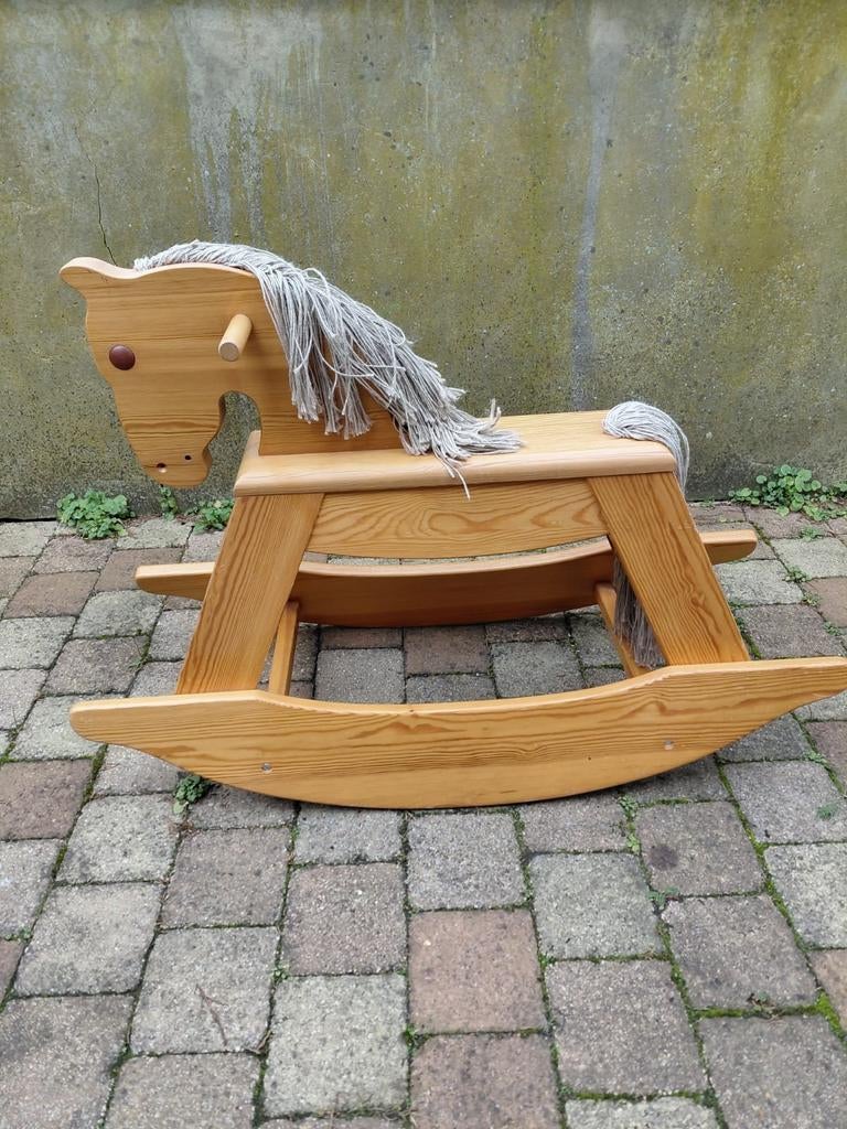 Cheval à bascule en bois, Enlèvement