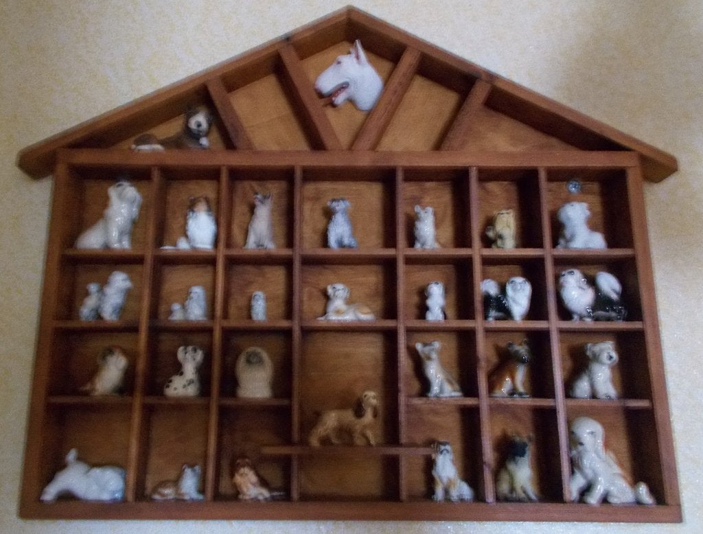 Maison en bois avec 30 miniatures chiens, Maison & Meubles, Comme neuf, Autres types, Enlèvement, Bois