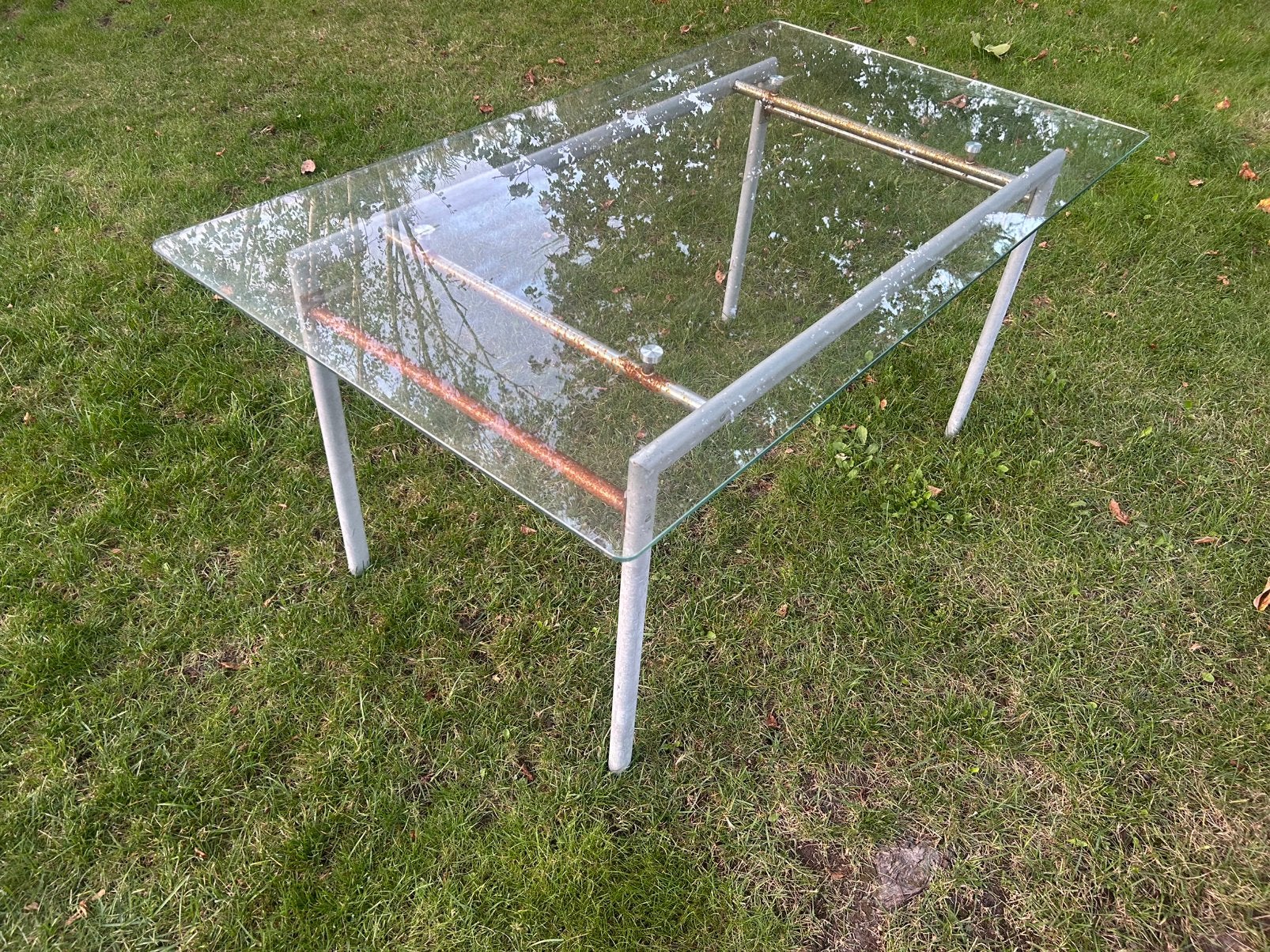 Glazen tafel met metalen onderstel, Enlèvement, Utilisé