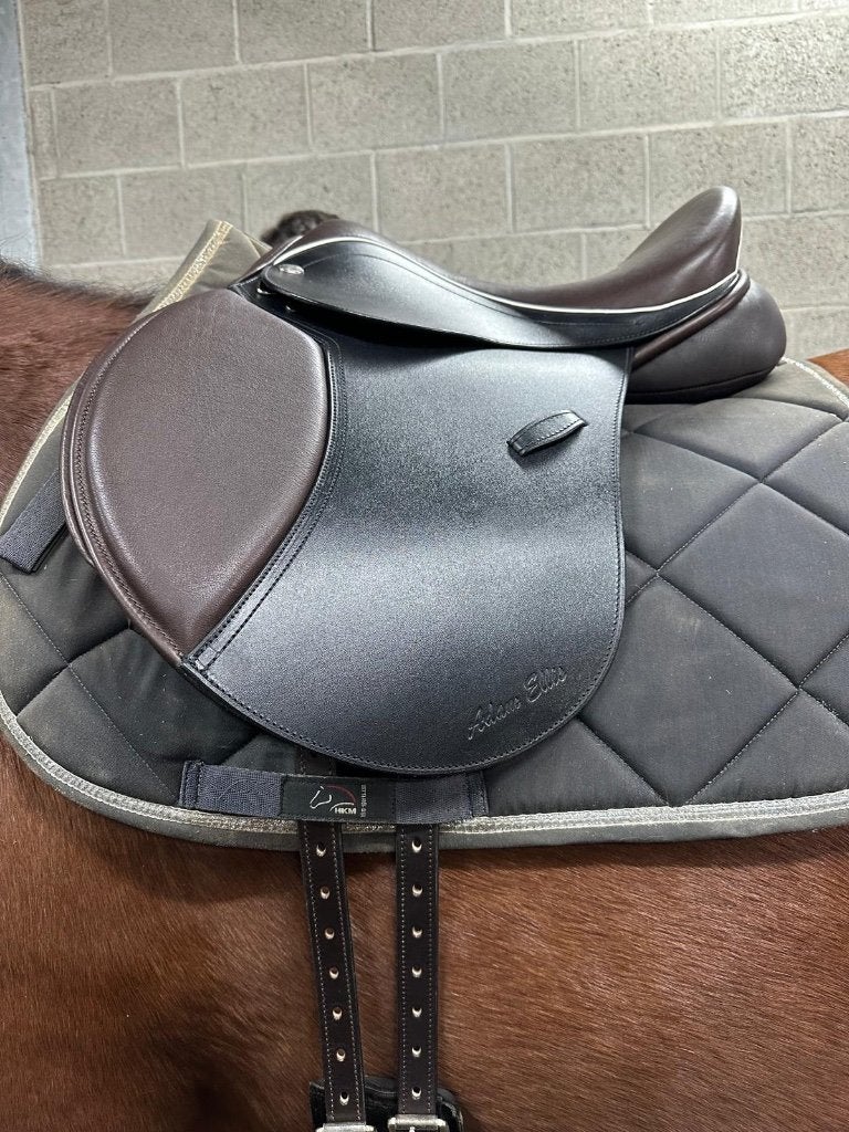 Nieuw zadel te koop Adam & Ellis, Animaux & Accessoires, Chevaux & Poneys | Selles, Neuf, Polyvalence, Moyen, Enlèvement