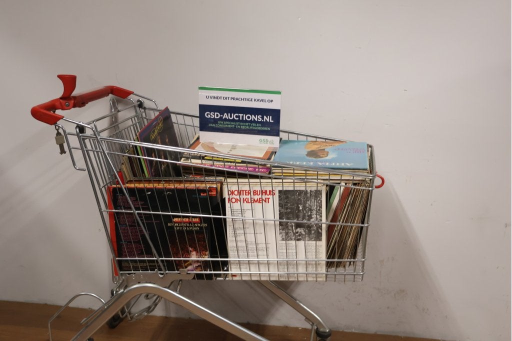 Winkelwagen gevuld met vinylplaten