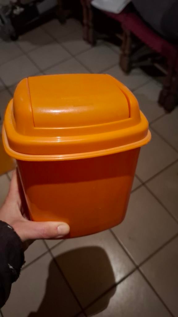 Jolie poubelle orange, Enlèvement