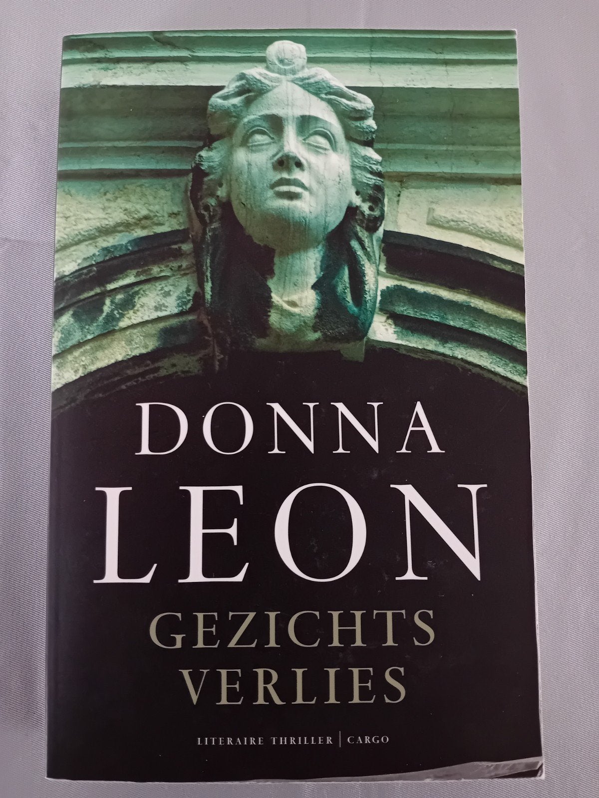 Donna Leon - Gezichtsverlies, Boeken, Thrillers, Ophalen of Verzenden, Donna Leon