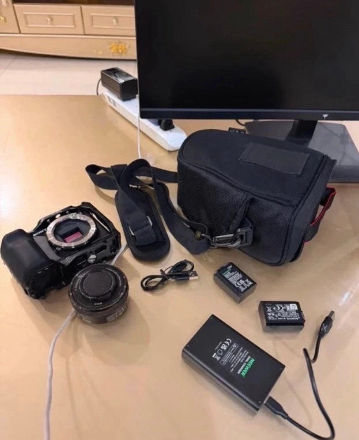 Sony ZV-E10 PACK COMPLET, objectif 16/50 mm OSS, TV, Hi-fi & Vidéo, Poignée, Comme neuf, Enlèvement, Sony