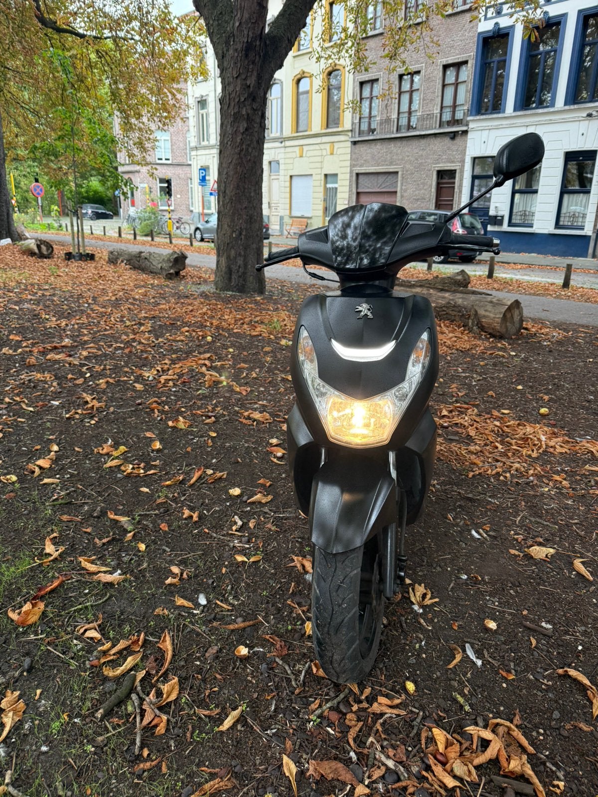 Peugeot kisbee A klasse, Fietsen en Brommers, Ophalen, Zo goed als nieuw, Benzine, Peugeot