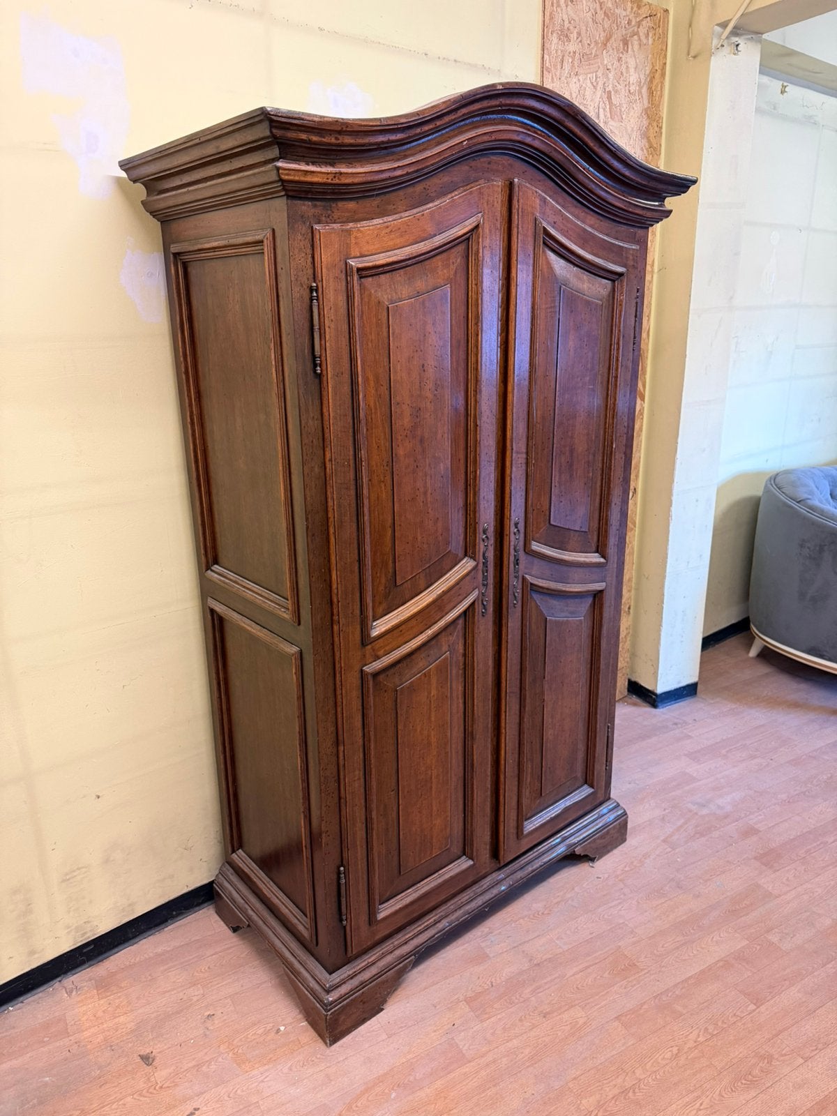 Louis XV vintage kledingkast, Ophalen