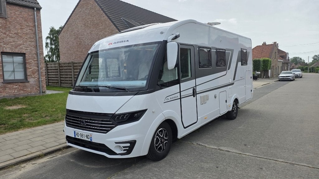 Adria Sonic 700dc Plus, Caravans en Kamperen, Caravans, Bedrijf, tot en met 4, Adria, 2 aparte bedden, Frans bed, Hefbed, Lengtebed