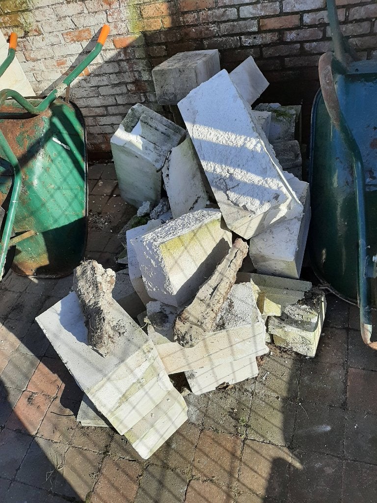 GRATIS steenpuin, bekistingspanelen,polyester trailer dak, Ophalen, Gebruikt