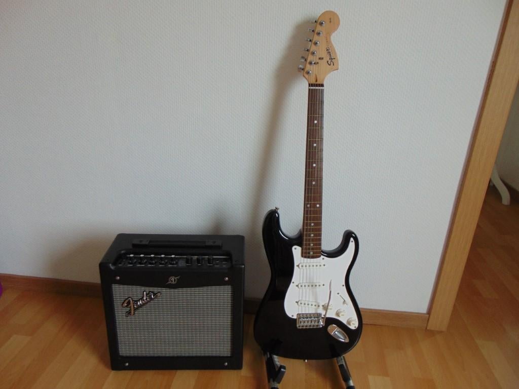 Squier (Fender) Stratocaster + FENDER Mustang I V.2 Amp ., Muziek en Instrumenten, Snaarinstrumenten | Gitaren | Elektrisch, Nieuw