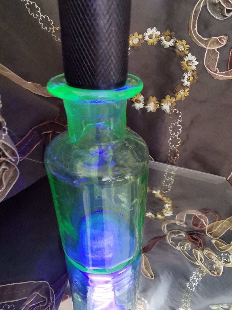 Une petite bouteille de verre d'uranium, Antiquités & Art, Enlèvement ou Envoi