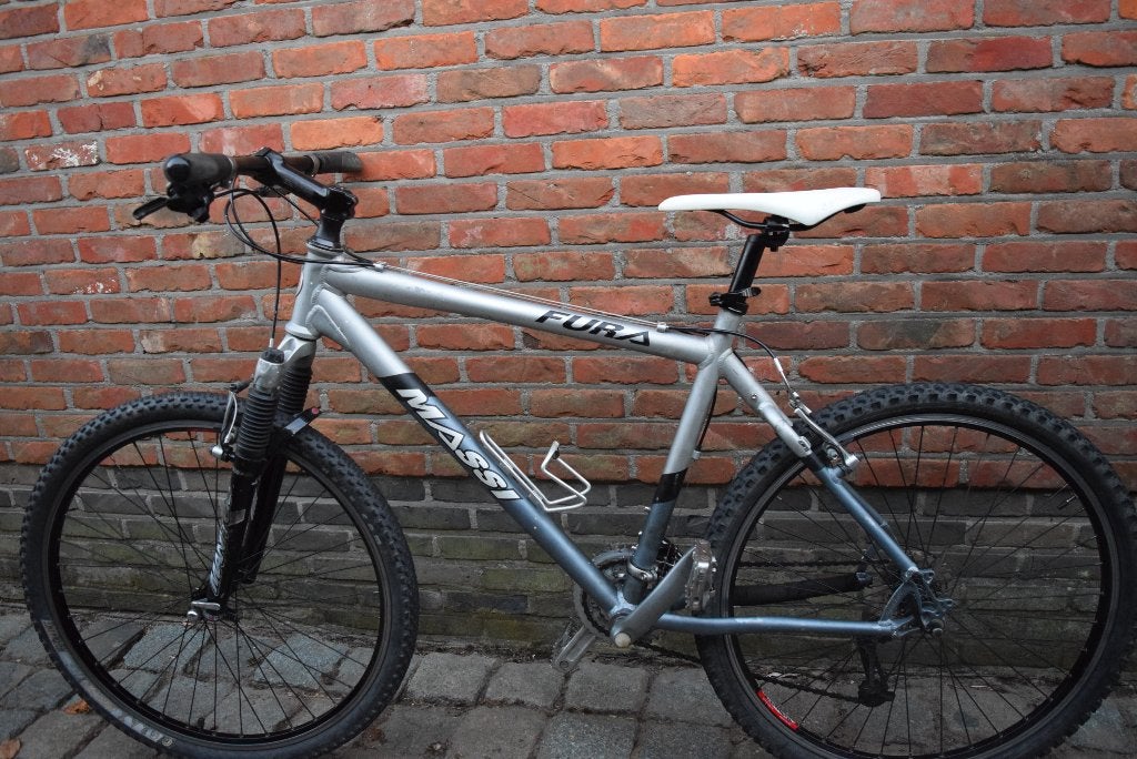 HERENFIETS MASSI FUGA  3 x 9 vit, Gebruikt, Velgrem, Versnellingen, 53 tot 57 cm