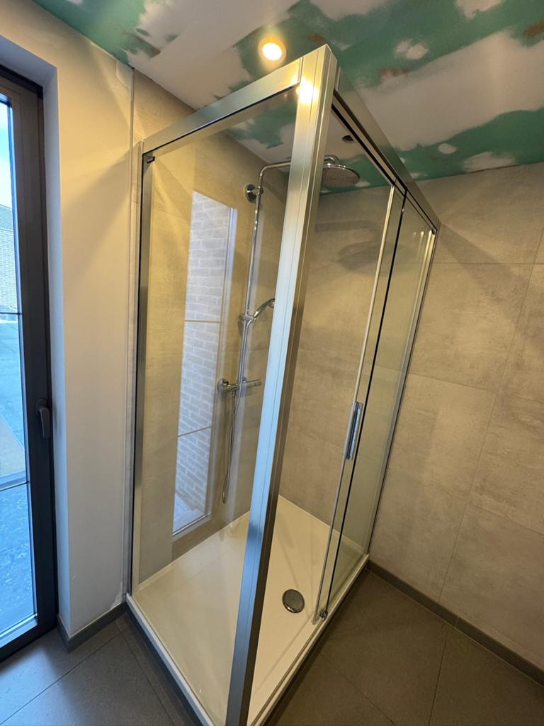 Douche wand met schuifdeur en douche bak. STUNTPRIJS 50€, Ophalen, Gebruikt