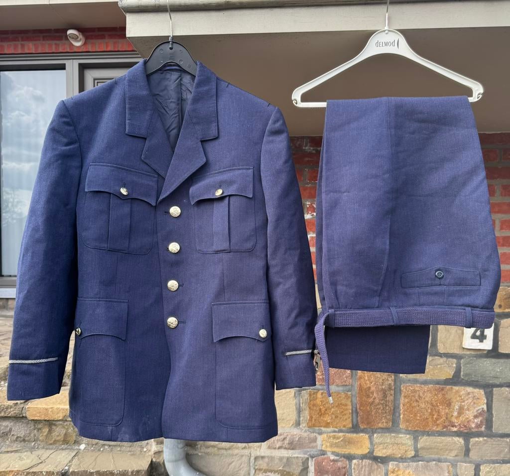 Costume militaire, Collections, Enlèvement