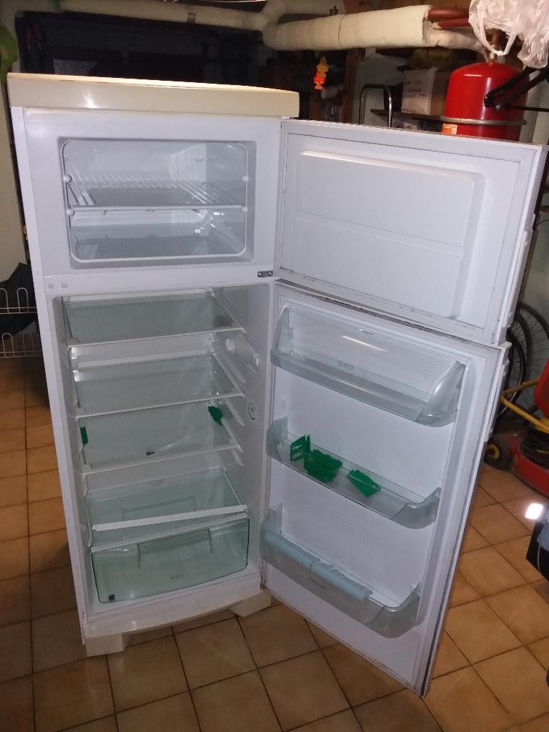 IJskast Elektrolux, Elektronische apparatuur, Koelkasten en IJskasten, Ophalen, Gebruikt, Met aparte vriezer, 140 tot 160 cm
