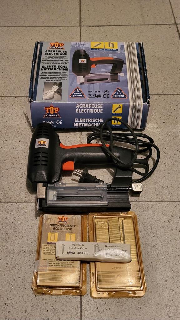 Elektrische nietmachine met bijhorende nieten en nagels, Ophalen