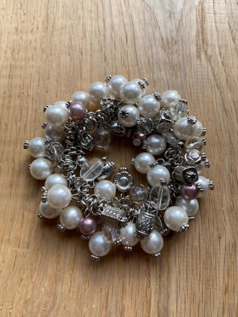 Bracelet à breloques GUESS élastiqué, Bijoux, Sacs & Beauté, Bracelets à breloques, 1 bracelet à breloques, Comme neuf, Perle