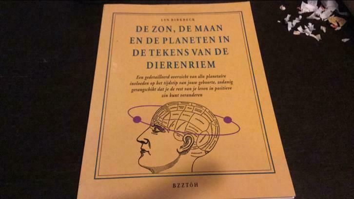 De zon en de maan en de planeten (;), Ophalen, Zo goed als nieuw, Astrologie